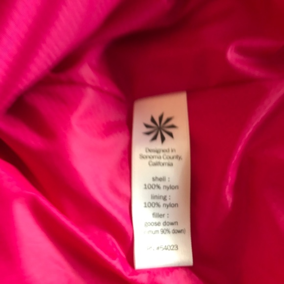 Athleta Downalicious Deluxe Down Fill Puffer Vest Jacket Size M Electric Fuchsia - Picture 8 of 8
